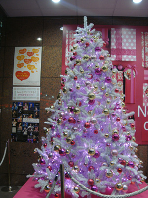 プランタン銀座　ピンクのクリスマスツリー