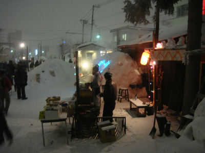 雪の中の飲食店の画像