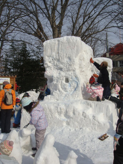 円山動物園の雪像づくり体験コーナーの画像