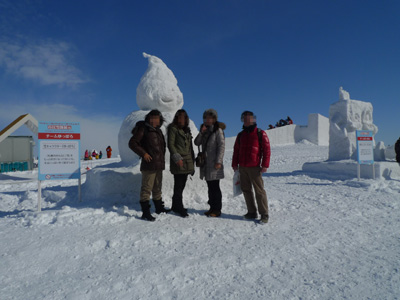 つどーむ会場の雪像の前で記念写真
